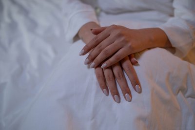 De grootste nageltrend heeft geen nagellak nodig